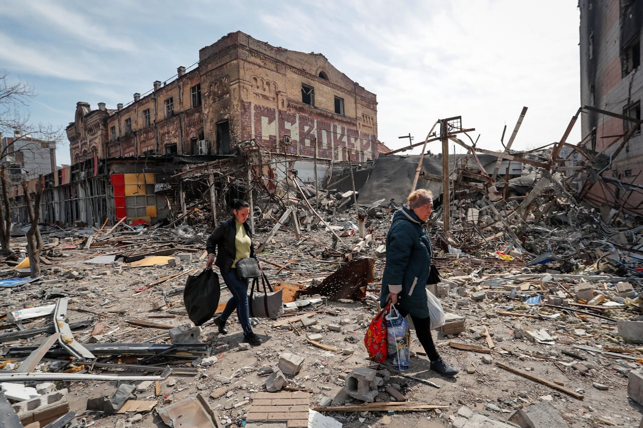 ロシア軍の包囲攻撃で壊滅的な被害を受けたウクライナ南東部の港湾都市マリウポリ（10日）=ロイター
