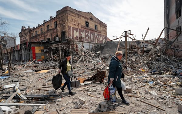 ロシア軍の包囲攻撃で壊滅的な被害を受けたウクライナ南東部の港湾都市マリウポリ（10日）＝ロイター