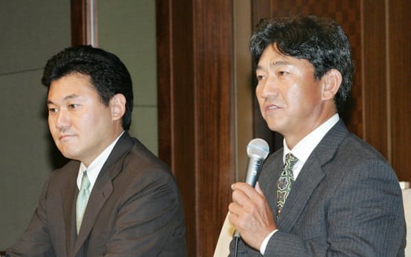 楽天監督就任が決まり、会見する田尾氏(右)と楽天の三木谷社長(2004年10月13日)