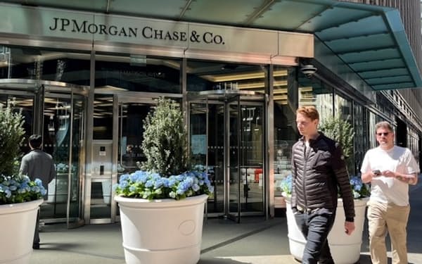 JPモルガン・チェースは従業員に対するコロナ対策を緩めた（ニューヨーク市、4月）