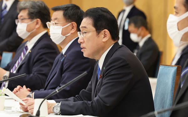 新しい資本主義実現会議の会合で発言する岸田首相（12日、首相官邸）