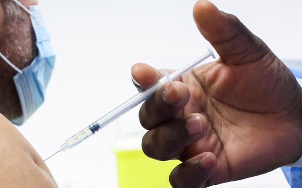 世界でワクチン接種は減速している＝ロイター