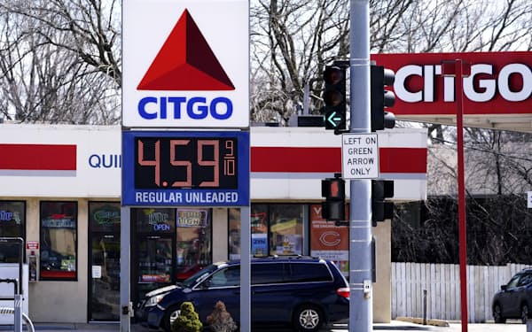 ガソリンなど必需品の値上がりの影響が米国内で不均一に広がる（４月、イリノイ州の給油所）＝AP
