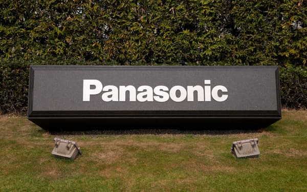 本社前に設置された「Panasonic」の石板（大阪府門真市）