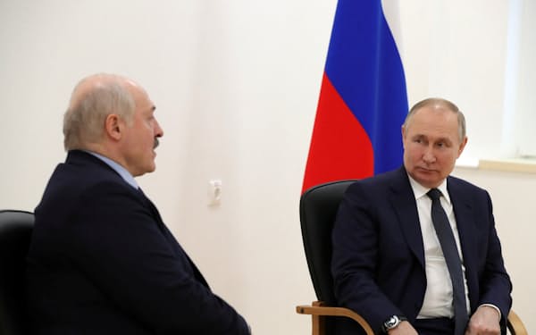 プーチン氏㊨は12日、ロシア極東でルカシェンコ氏と会談した＝スプートニク・ロイター