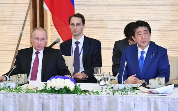 ８項目の協力プランは安倍元首相（右）がプーチン大統領に提案して始まった