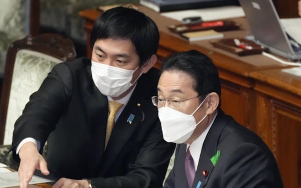 参院本会議に臨む岸田首相と小林経済安保相(13日、国会内)=共同