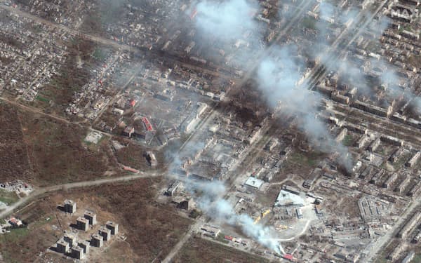 マリウポリの市街地で炎上する建物（4月9日）=Satellite image ©2022 Maxar Technologies