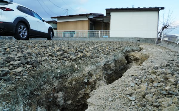 地震の影響で民家の庭で発生した地割れ(3月17日、宮城県白石市)