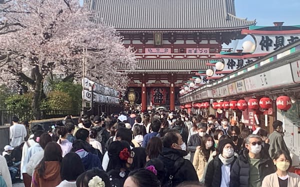 桜の季節に混雑する浅草エリア（4月上旬、東京都台東区）