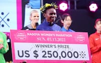 名古屋ウィメンズマラソン2022で優勝し、25万ドルの賞金を手にしたチェプンゲティッチ選手（ケニア）。（写真:YUTAKA/アフロスポーツ）