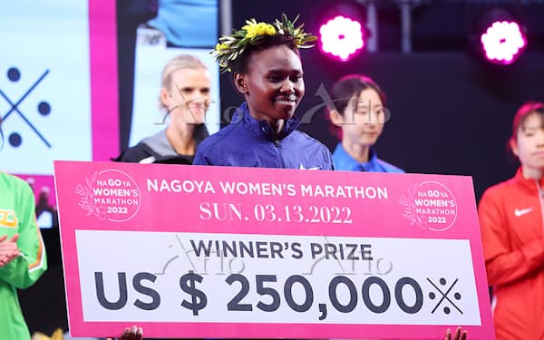 名古屋ウィメンズマラソン2022で優勝し、25万ドルの賞金を手にしたチェプンゲティッチ選手（ケニア）。（写真:YUTAKA/アフロスポーツ）