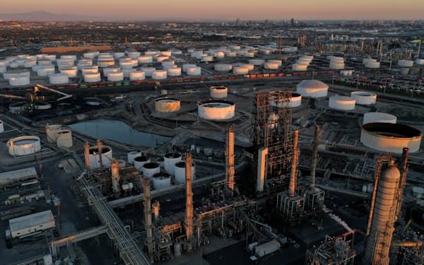 米カリフォルニア州の石油精製所＝ロイター。エネルギー価格の上昇が続いている