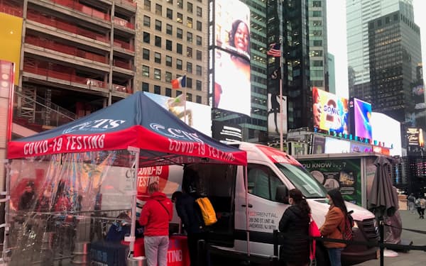 ニューヨーク市のタイムズ・スクエアに開設された新型コロナ検査ブースに希望者が並ぶ（7日）
