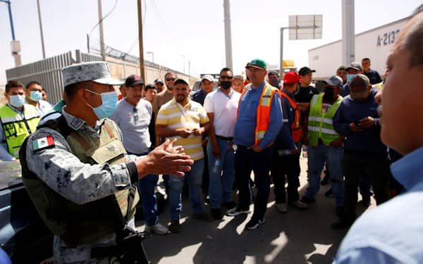 米テキサス州が強化を決めた国境での検査に対し、メキシコのトラック運転手らが抗議している＝ロイター