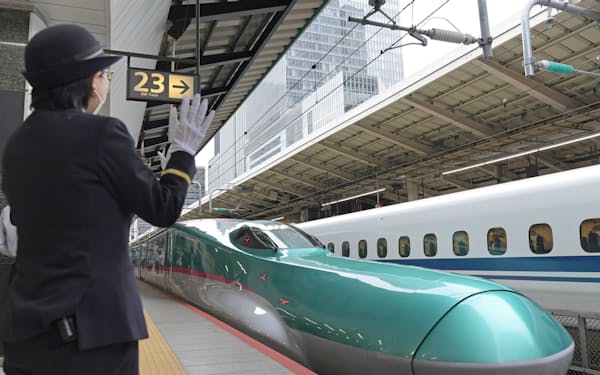 東北新幹線の運行が全線で再開し、仙台からJR東京駅に到着した列車を迎える駅員(4月14日午前)=高橋鈴撮影