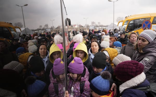 ウクライナからポーランドに逃げてきた人々（３月４日、ポーランド南東部の国境の街メディカ）＝ＡＰ