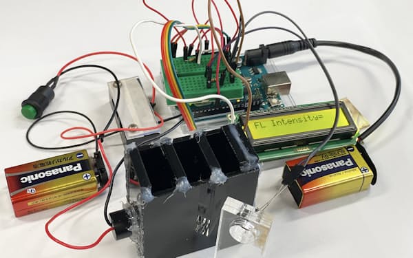 作製した青酸化合物の分析装置は乾電池で動作するなど簡便に扱える＝近畿大・西脇講師提供