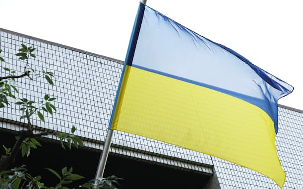 ウクライナ大使館に掲げられた国旗（13日、東京都港区）