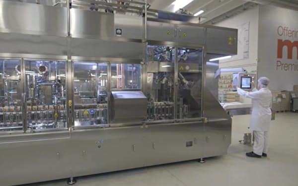 海外の工場で稼働する紙容器飲料の高速充填機