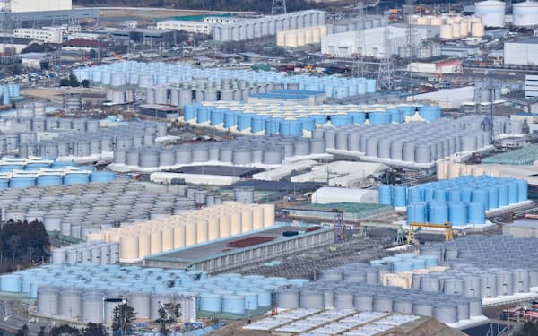 東京電力福島第１原子力発電所敷地内にある処理水の貯蔵タンク。東電は2023年春ごろに処理水の海洋放出を予定している(3月5日)