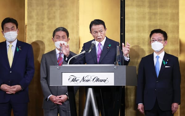 　自民党麻生派の政治資金パーティーであいさつする麻生副総裁（右から2人目）＝14日午後、東京都内のホテル