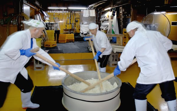 蒸米、麹、水を手作業で擦り合わせる「山卸し」（奈良県宇陀市）
