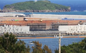 沖縄県名護市の辺野古沿岸部では埋め立て工事が進む（22年3月）