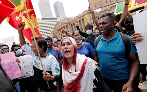 物価高やモノ不足に苦しむスリランカではラジャパクサ大統領の退陣を叫ぶ抗議デモが激しくなっている＝ロイター