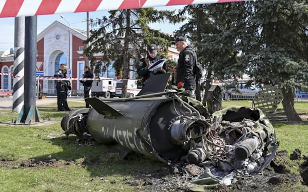 8日、ウクライナ東部ドネツク州クラマトルスク駅への攻撃後、芝生に残るミサイルの一部＝AP