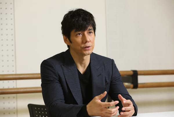 一見いつも同じような服に見えるともいわれる西島秀俊さんのスタイルこそが「ノームコア(究極の普通)」なのだ 一見いつも同じような服に見えるともいわれる西島秀俊さんのスタイルこそが「ノームコア(究極の普通)」なのだ