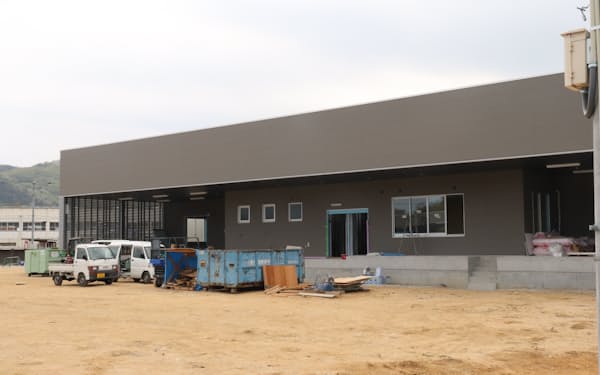 建設が進む新工場、5月末の完成を予定している（4月13日、香川県さぬき市）