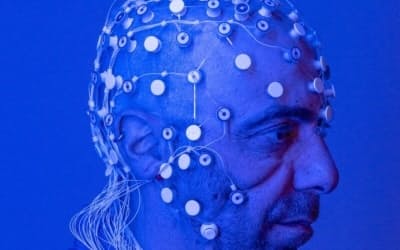 米ハーバード大学医学部とマサチューセッツ総合病院の神経科学者であるビタリー・ナパドー氏。脳波を検査することで、脳がどのように痛みを感じるかを研究している。（PHOTOGRAPH BY ROBERT CLARK, NAT GEO IMAGE COLLECTION）