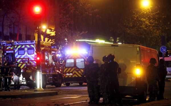 パリ同時テロがあったバタクラン劇場近くに集まる機動隊（１５年、ロイター）