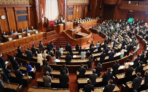 賛成多数で改正国会法と改正歳費法が可決、成立した参院本会議（15日）