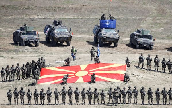 北マケドニアは2020年にNATOに加盟した。（写真はNATOの戦闘準備評価演習を終えたマケドニア軍＝ロイター）