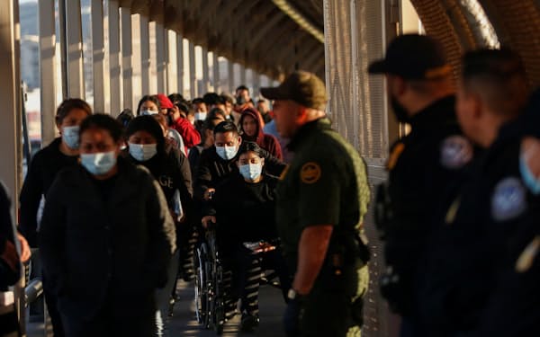 米国からメキシコに送り返される国境付近の移民たちの様子＝ロイター
