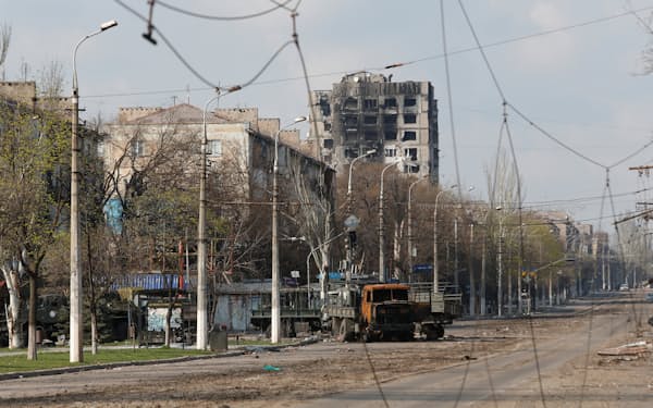 ロシア軍の攻撃で破壊されたマリウポリ市街地（15日）＝ロイター