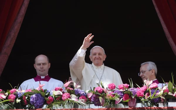17日、バチカンのサンピエトロ広場の人に手を振るローマ教皇フランシスコ＝ゲッティ共同