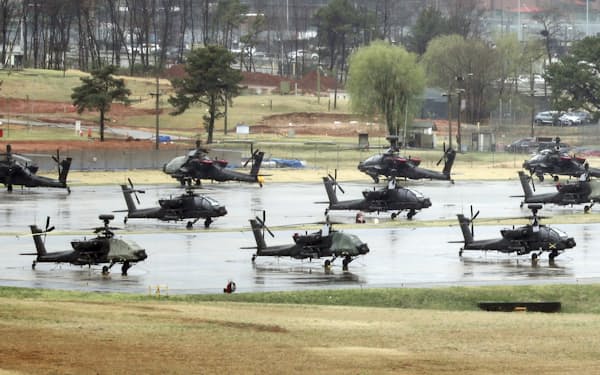 韓国・平沢にある米軍基地キャンプ・ハンフリーに並ぶヘリコプター。12日から米韓合同軍事演習の事前演習が始まった（13日）=聯合・共同