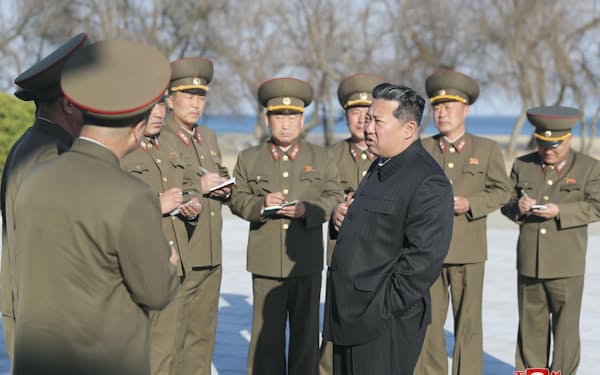 　「新型戦術誘導兵器」の発射実験を視察する金正恩朝鮮労働党総書記（右から3人目）=朝鮮中央通信・共同