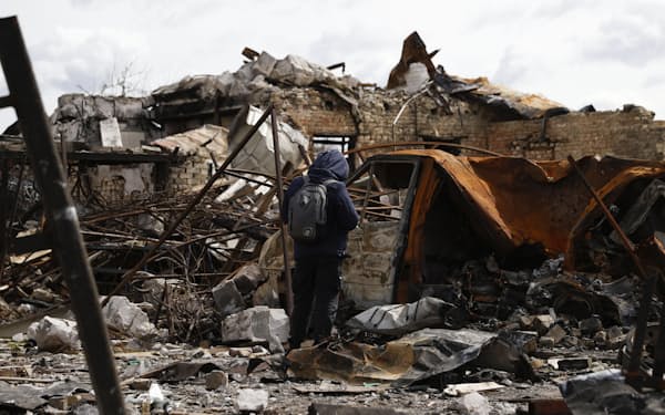 激しい戦闘で破壊された住宅街（12日、ウクライナ首都キーウ近郊ブチャ）＝共同