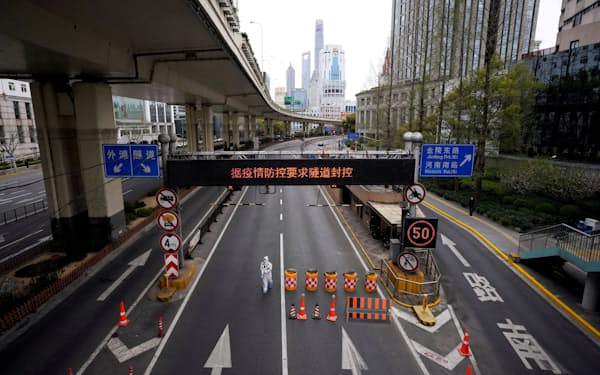 事実上の都市封鎖で物流が大きく混乱している（上海市）=ロイター