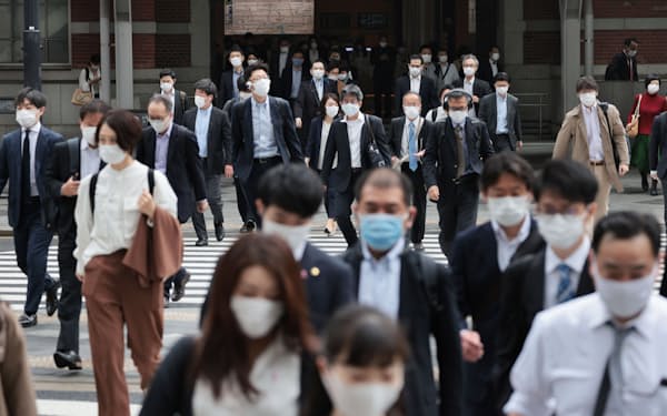 大型連休が明け、マスク姿で通勤する人たち（2021年5月、東京・丸の内）