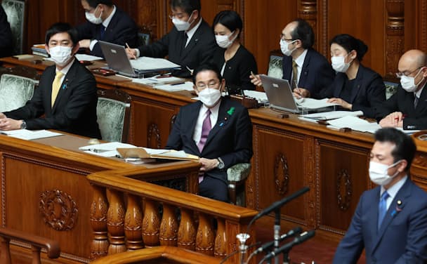 経済安保推進法案が審議入りした参院本会議で質問を聞く岸田首相と小林経済安保相㊧（13日午前）
