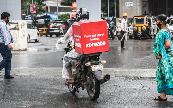 料理宅配のバイクはインド都市部の日常風景の一部になった（2021年7月、ムンバイ）＝ＡＰ