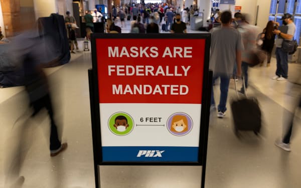 米国では公共交通機関でのマスク着用義務に反発する人も多い＝ロイター