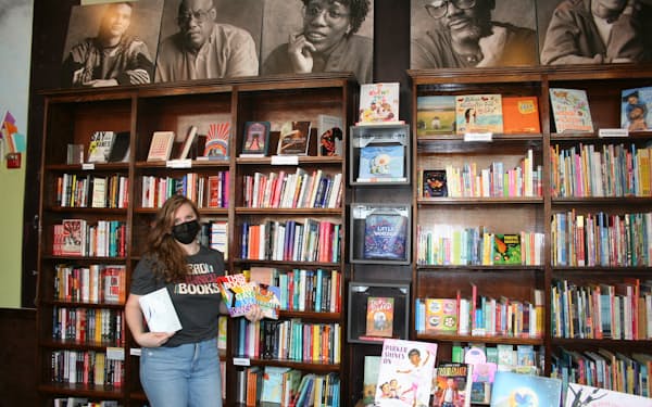 制限の対象になった本を扱う米ワシントンの書店。同店では黒人やLGBTQなどの著者の書籍を多く扱っている