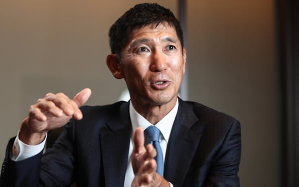 インタビューに応じるベインキャピタル日本代表の杉本勇次氏