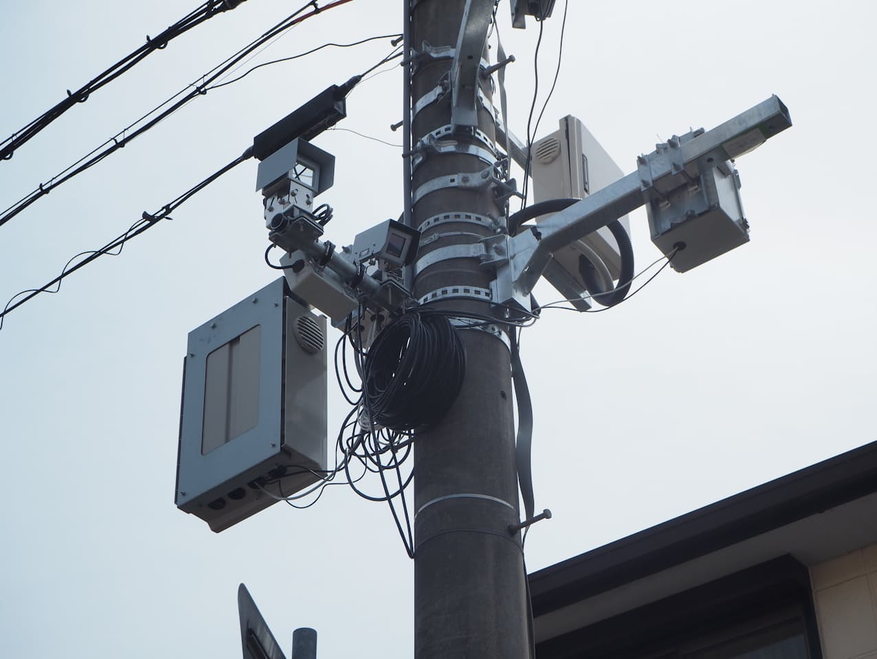 関西電力送配電はセンサー類などを搭載したスマート電柱の実証実験を公開した（19日、兵庫県三田市）